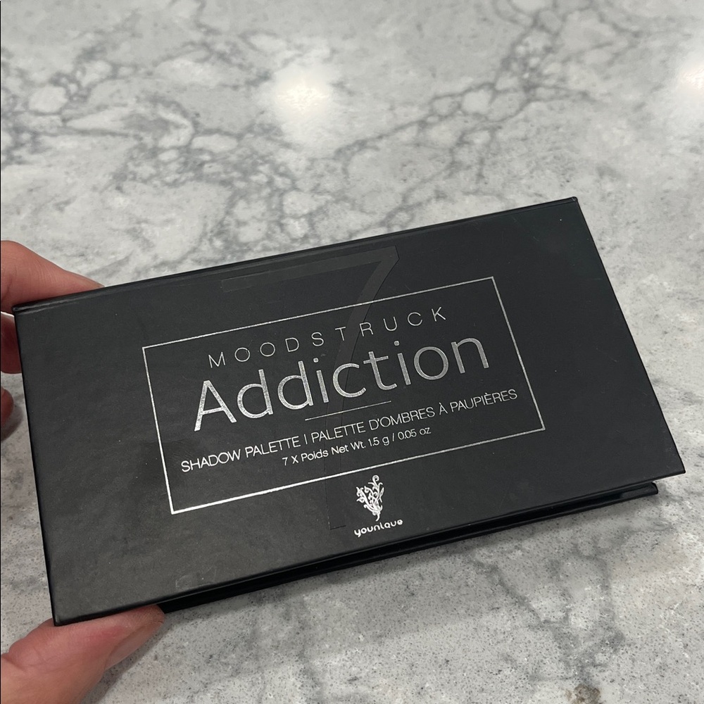 Younique Moodstruck Addiction Shadow Palette D’OMBRES-7 Shades-2 sampled